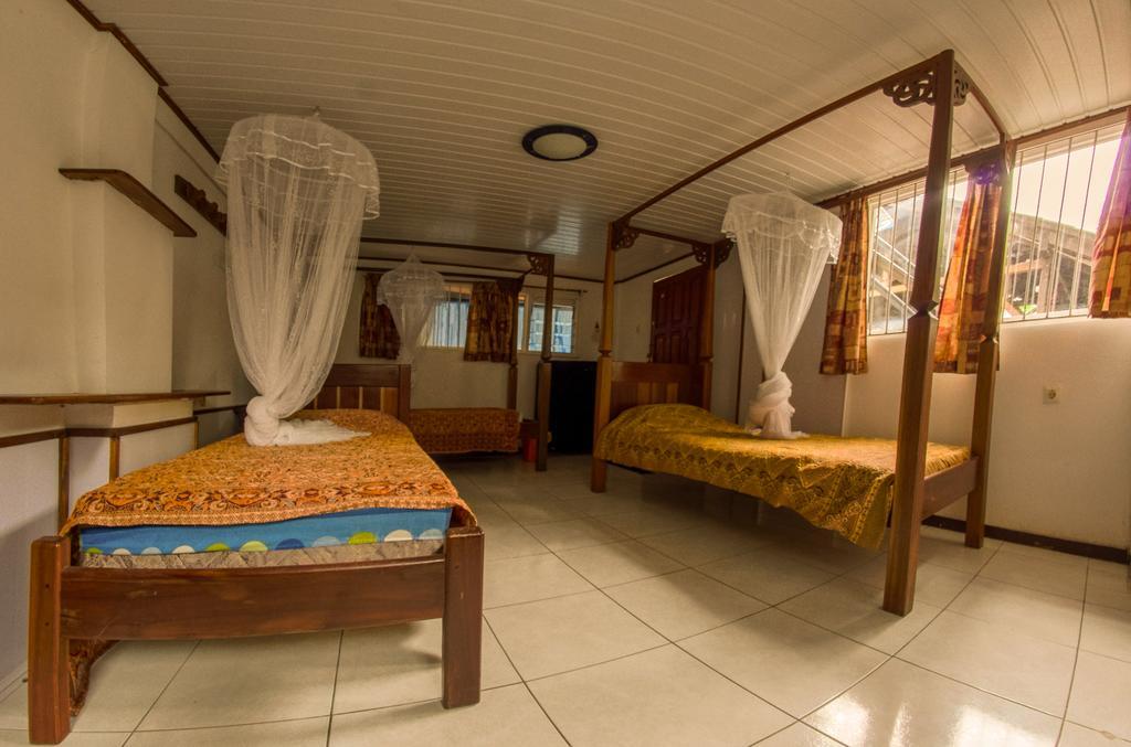 Guesthouse Un Pied-A-Terre Paramaribo Esterno foto