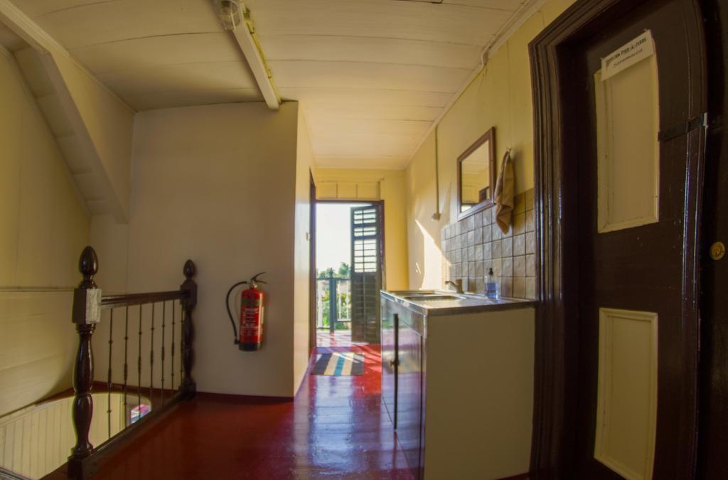 Guesthouse Un Pied-A-Terre Paramaribo Esterno foto